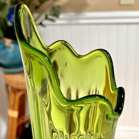 Vintage L.E. Smith 20” Green Simplicity Ribbed Swung Glass Vase Fat Bottom - Picture 7 of 9